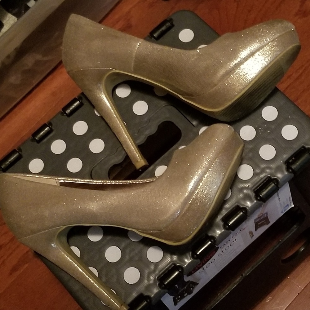 Gold Pumps